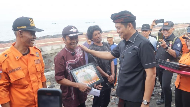 Nelayan dan Relawan Dapat Penghargaan