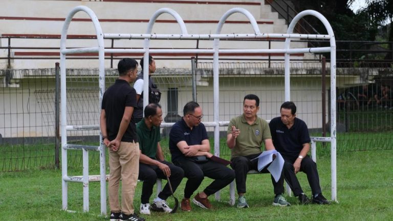 Bupati Kembang Soroti Kondisi Stadion Pecangakan