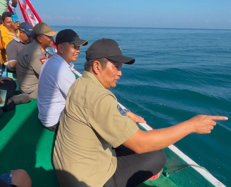 Belasan Perahu Hias Warnai Tradisi Petik Laut Pengambengan