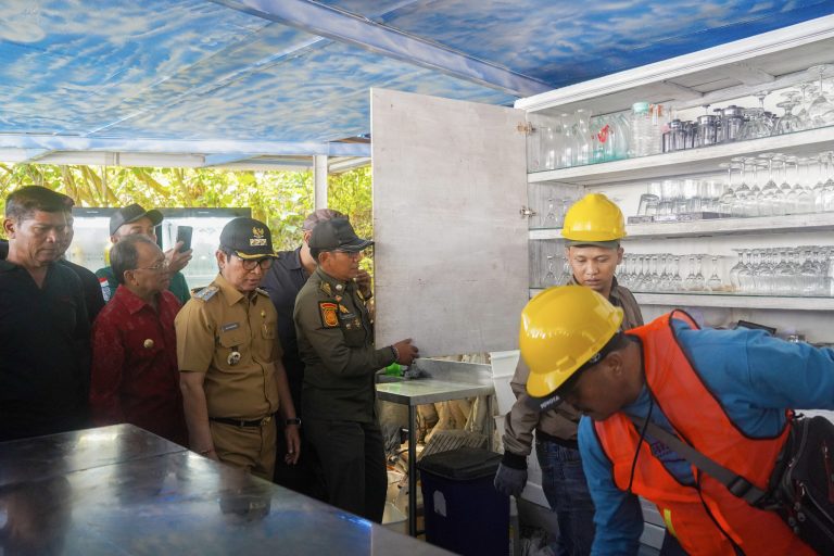 Bupati Adi Arnawa Tertibkan 48 Bangunan Liar di Pantai Bingin