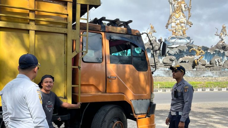 Dishub Denpasar Tertibkan Truk Parkir Liar di Kawasan Titi Banda