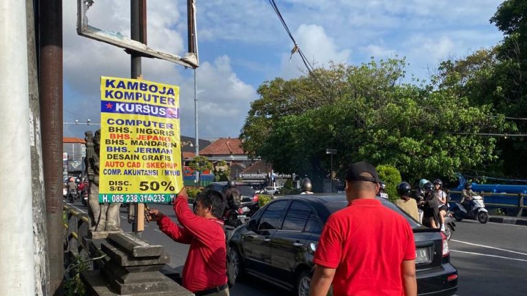Satpol PP Denpasar Tertibkan Alat Promosi Liar