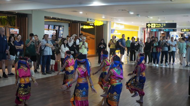 Bandara Ngurah Rai Suguhkan Tarian Gopala