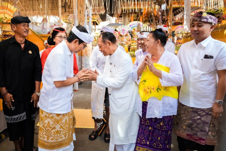 Bupati Adi Arnawa Serahkan Hibah Rp2 Miliar