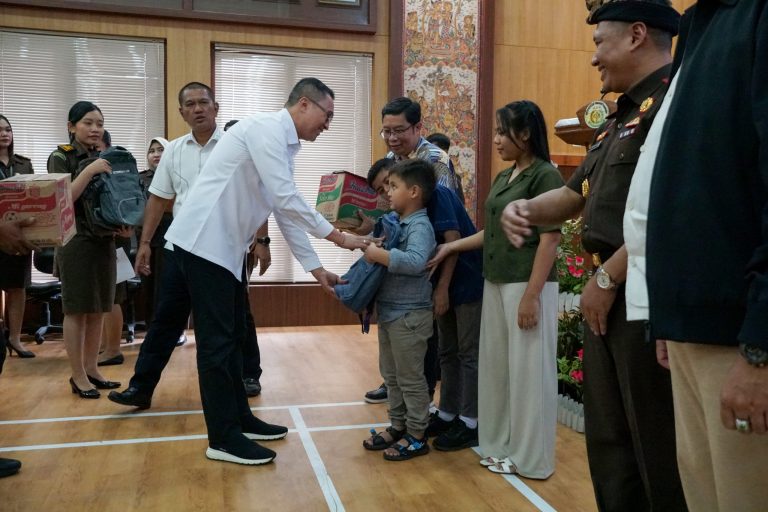 Kejari Badung Serahkan Perwalian Hak Anak dan Uang Korupsi