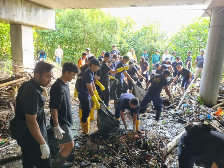 JBT Bersihkan Sampah di Tahura Ngurah Rai