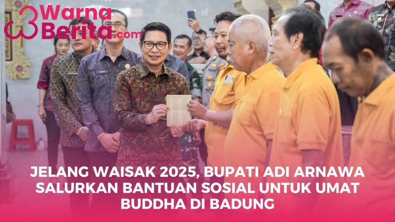 Bupati Adi Arnawa Salurkan Bantuan Sosial Kepada Umat Buddha