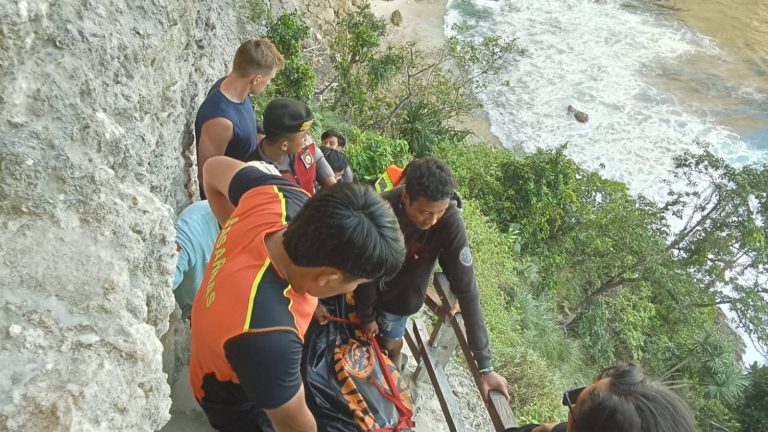 WNA Ukraina Tewas Terseret Arus di Diamond Beach
