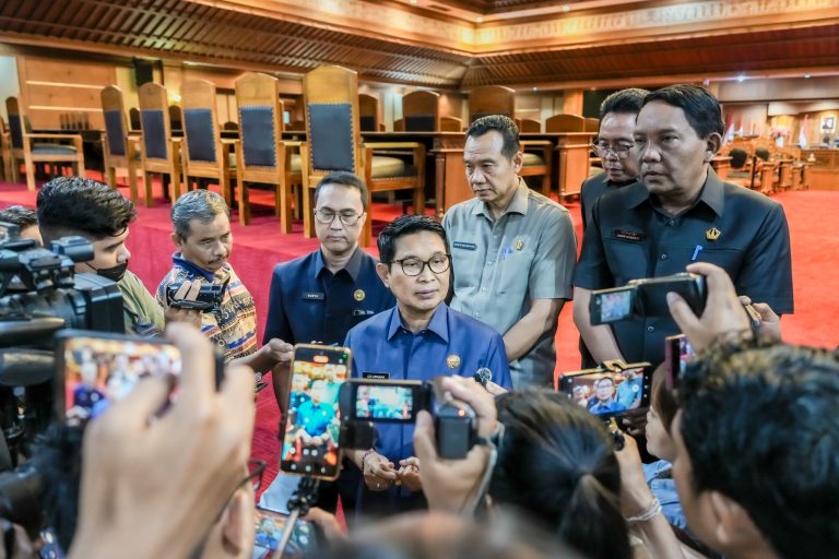 Tegaskan Komitmen Bangun Infrastruktur Hingga Pengelolaan Sampah