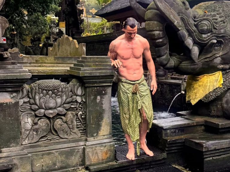 ‘Malukat’ di Pura Tirta Empul. Ada Netizen yang Secara Kocak ‘Menghubungkannya’ dengan Bali United