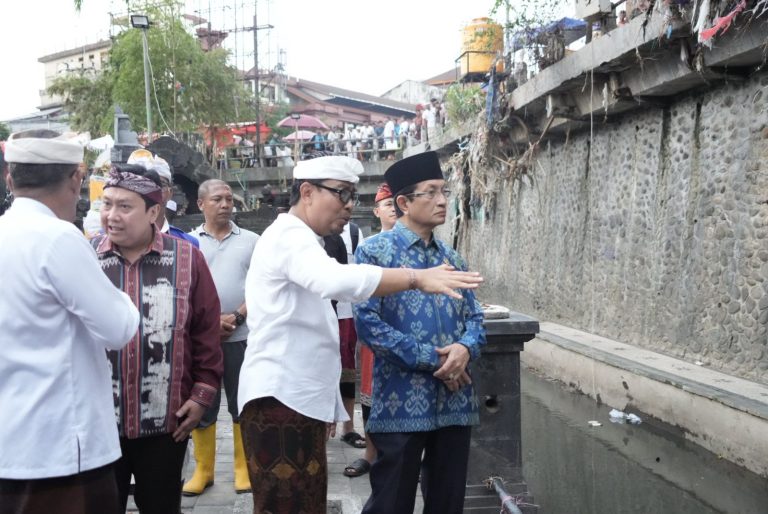 Menag Kunjungi Penyintas Banjir Bandang di Bali