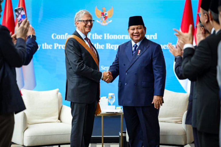 Indonesia Anugerahkan Tanda Kehormatan pada Bill Gates