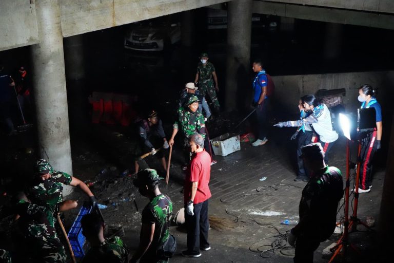 Bersatu Selesaikan Sampah Pascabanjir