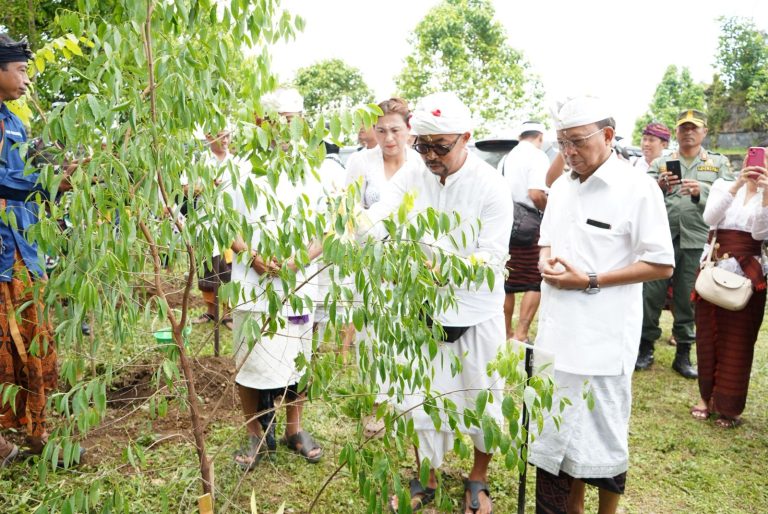 Gubernur Koster Ajak Lestarikan Kearifan Lokal lewat Perayaan Tumpek Wariga