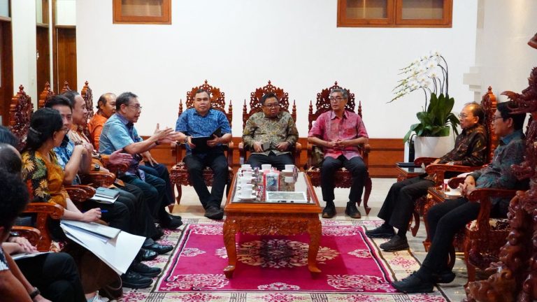 GWK Janji Bongkar Pagar