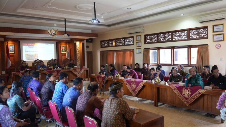 Tim Pemprov Bali Monev Percontohan Desa Antikorupsi di Kabupaten/Kota