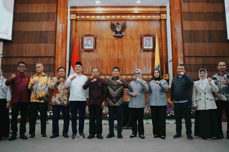 Komisi VIII DPR RI Serahkan Bantuan