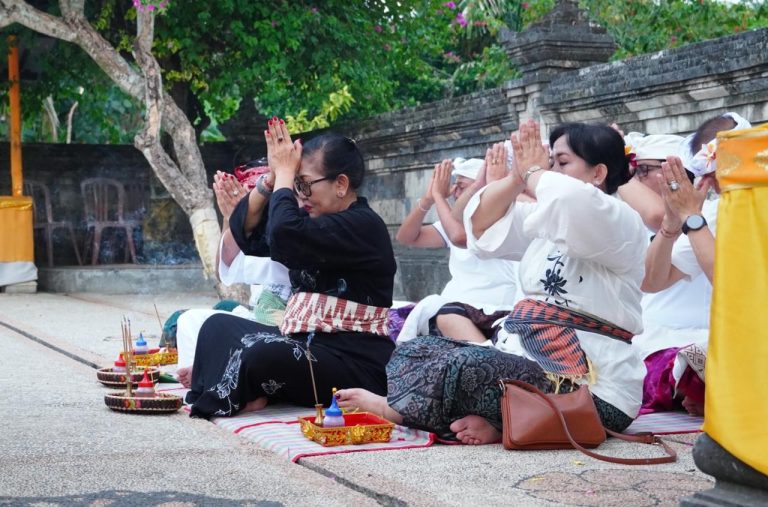 Ketua TP PKK Bali Haturkan Bhakti di Pura Dalem Ped Nusa Penida