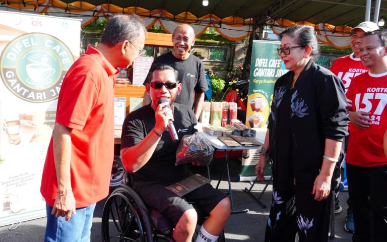 Gubernur Koster dan Istri Borong Ratusan Cup Kopi