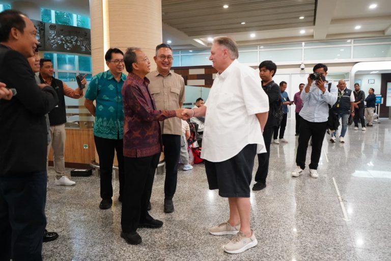Gubernur Koster Cek Langsung Kedatangan Wisman di Bandara Ngurah Rai