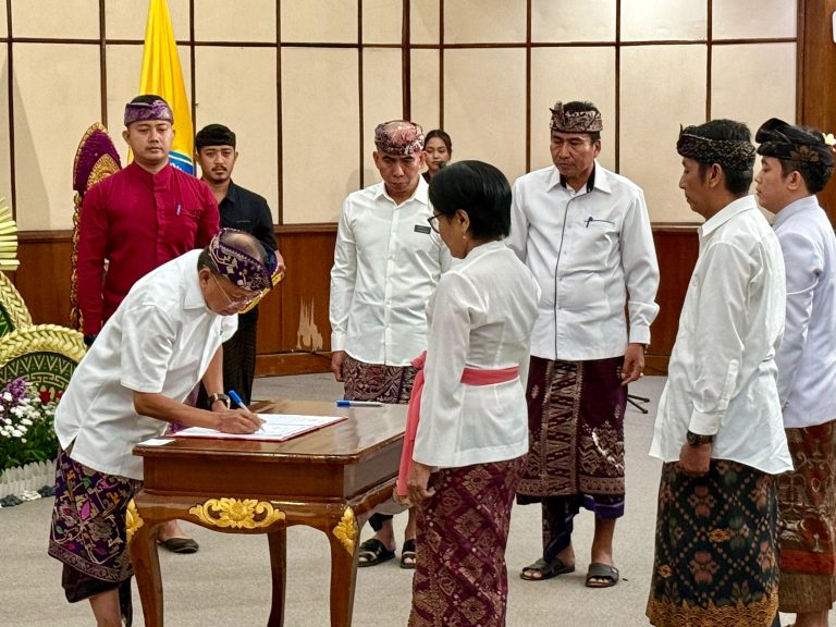 Gubernur Koster Lantik Pejabat Administrator dan Pengawas