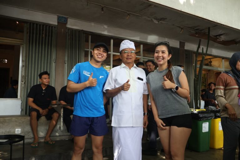 Anak Muda Antusias Nikmati Kopi dan Be Guling Traktiran Gubernur Koster