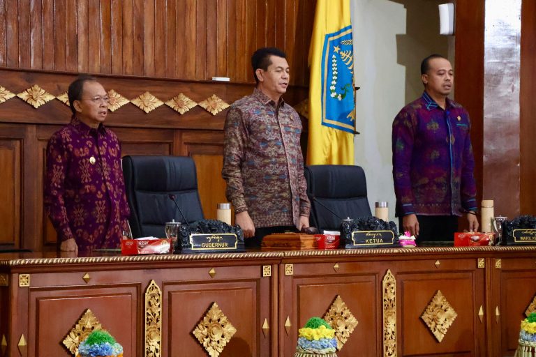 Gubernur Koster Beri Penjelasan atas Pandangan Fraksi Terkait Raperda Penyertaan Modal BPD Bali