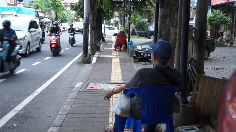 Suka Duka Pengamplung Emas di Trotoar Jalan Diponegoro Denpasar, Tak Mau Membeli Emas Curian