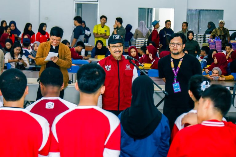 Isu ‘Mark Up’ Harga Sepatu Siswa Sekolah Rakyat Viral, Ini Penjelasan Mensos