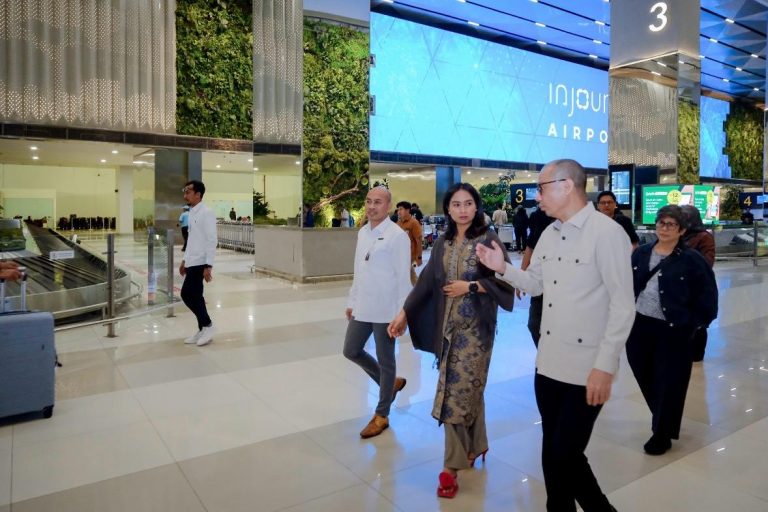 Buka Tahun Pariwisata 2026, Kemenpar Sambut Kehadiran Wisman Pertama di 3 Bandara