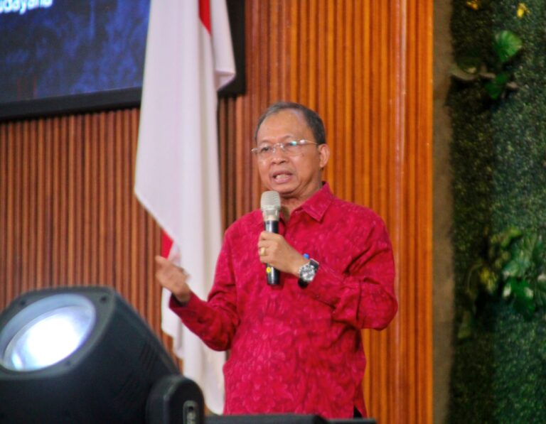 Gubernur Koster Jabarkan Program 1 Keluarga 1 Sarjana