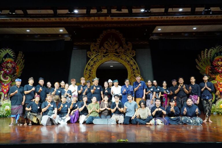 Ny. Putri Koster Puji Pementasan Jaratkaru