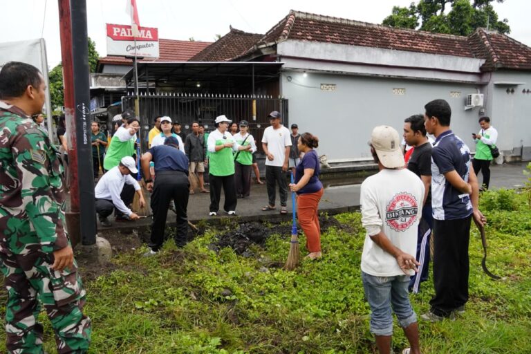 Warga Bali Diajak Gotong Royong Bersihkan Lingkungan