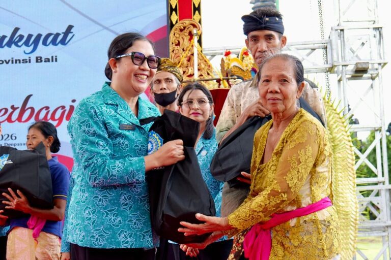 Ny. Rai Wahyuni Sanjaya Hadiri Pasar Rakyat PKK Bali “Berbelanja dan Berbagi”