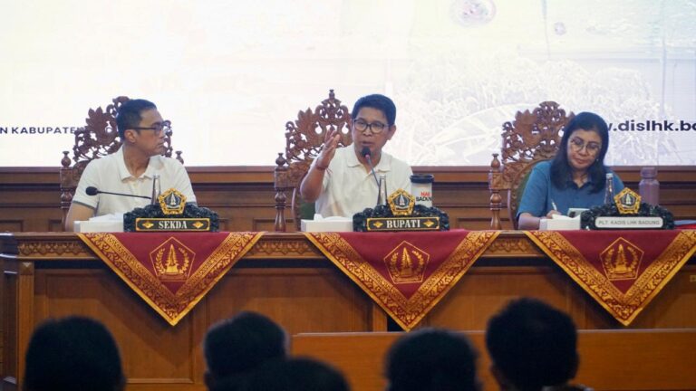 Bupati Adi Arnawa Pimpin Rapat Aksi Percepatan Pengelolaan Sampah Berbasis Sumber di Badung