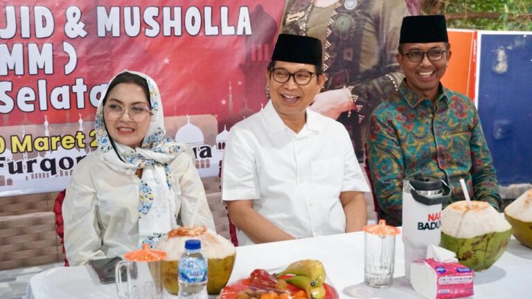 Bupati Adi Arnawa Safari Ramadhan di Benoa, Serahkan Bantuan Komposter dan Dana Rp20 Juta