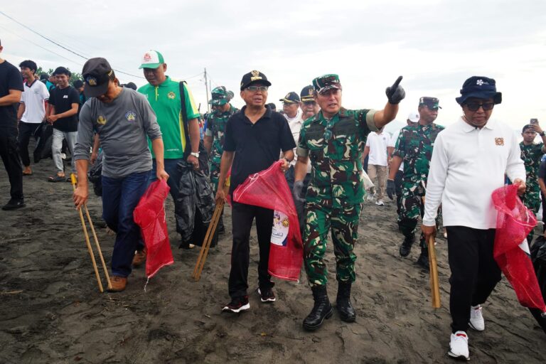 Gubernur Koster Pimpin Gerakan Bersih Sampah, Ini Harapannya untuk Bali!