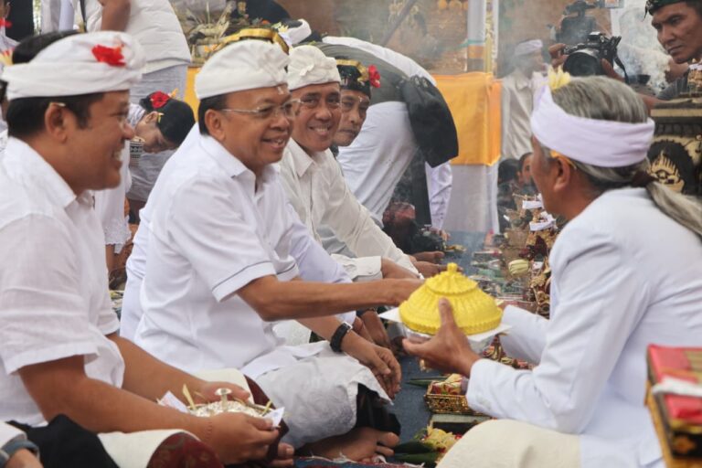 Gubernur Koster Hadiri Bakti Caru Rsi Gana dan Pemelaspas Bale Pemaruman di Pura Alas Arum Batur