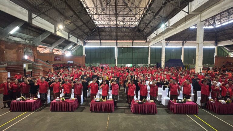 Koster Kukuhkan Ribuan Pengurus PDIP Denpasar