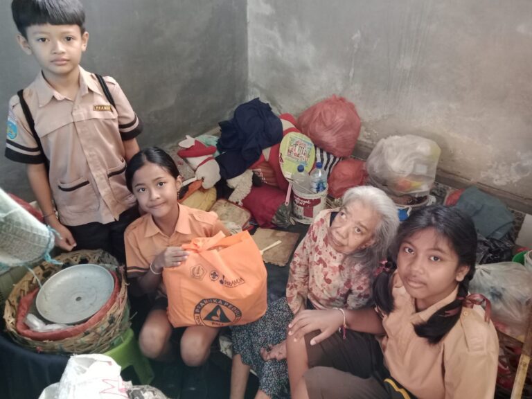 Pramuka Badung Salurkan 100 Paket Sembako