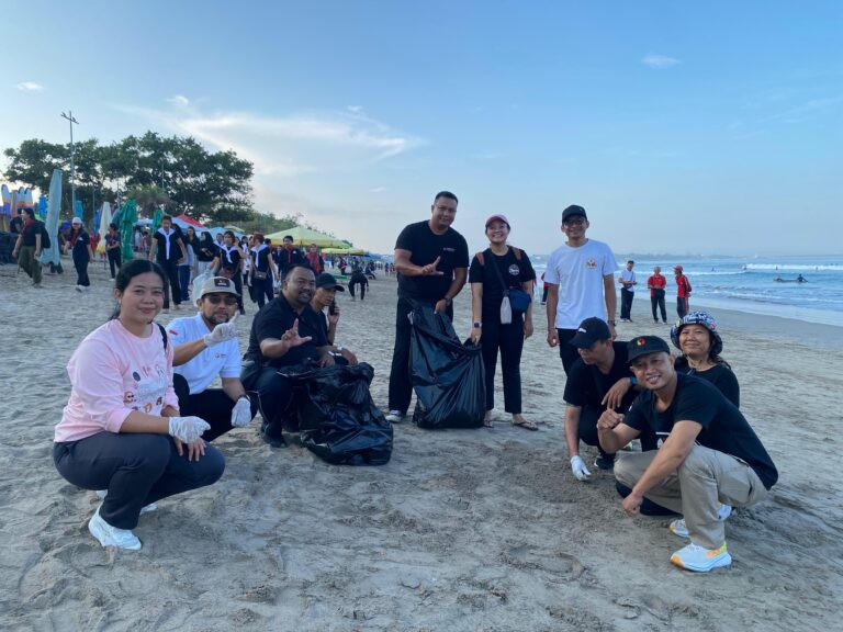 Bawaslu Badung Turun ke Pantai Kuta