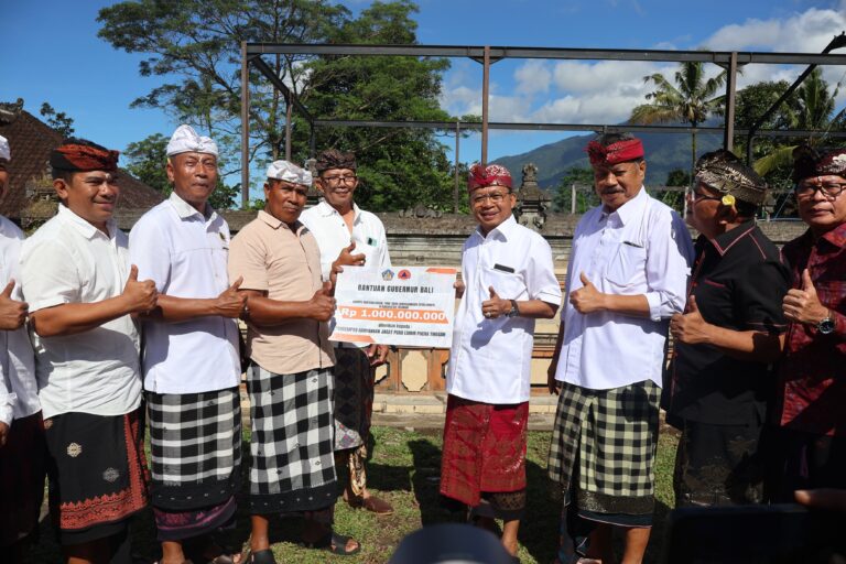 Gubernur Koster Serahkan Bantuan Rp1 M