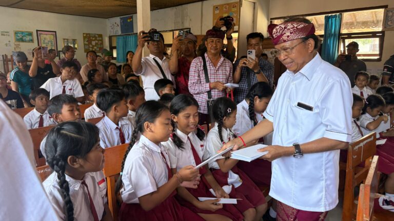 66 Siswa SDN 5 Banjar Terima Bantuan Tunai dari Gubernur Koster