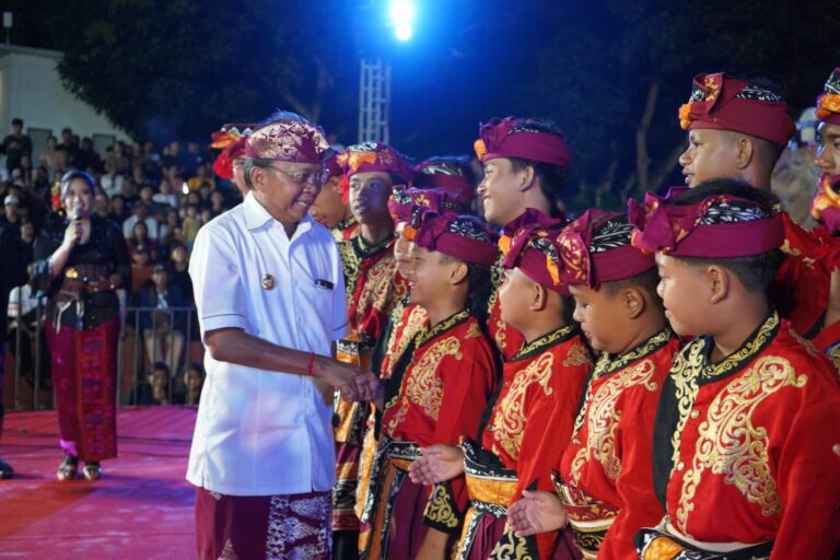 Gubernur Koster Beri Hadiah Rp50 Juta untuk Dua Sanggar Seni di Buleleng