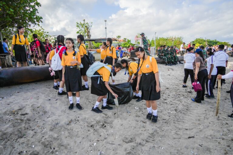 Bersihkan Pantai Jerman dan Kuta Sekaligus Sosialisasikan PSBS