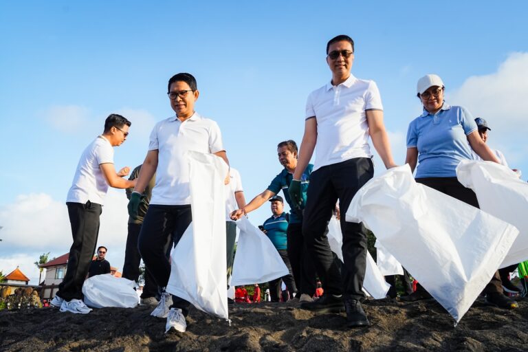 Bupati Adi Arnawa Pimpin Korve di Pantai Munggu