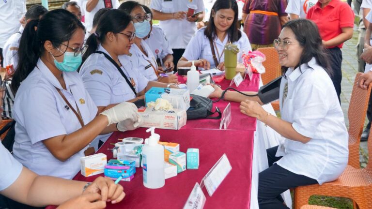 Rasniathi Adi Arnawa Serahkan 200 Paket Olahan Ikan di Desa Mengwi