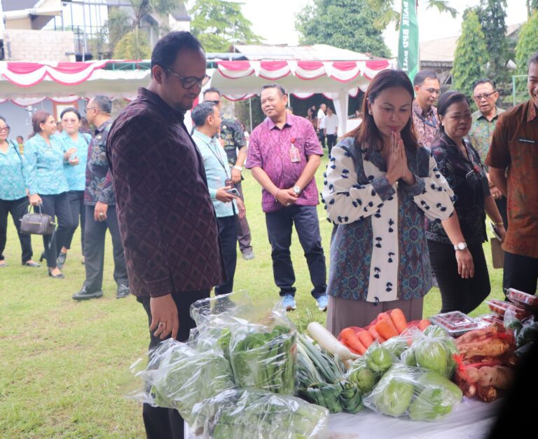 Wabup Bagus Alit Sucipta Buka Pasar Murah di Sading