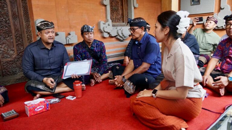 Wabup Badung Serahkan Penghargaan Tertib Administrasi Akta Kematian di Pererenan