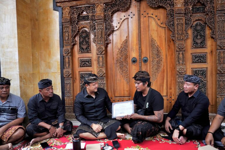 Wabup Bagus Alit Sucipta Serahkan Akta Kematian Langsung